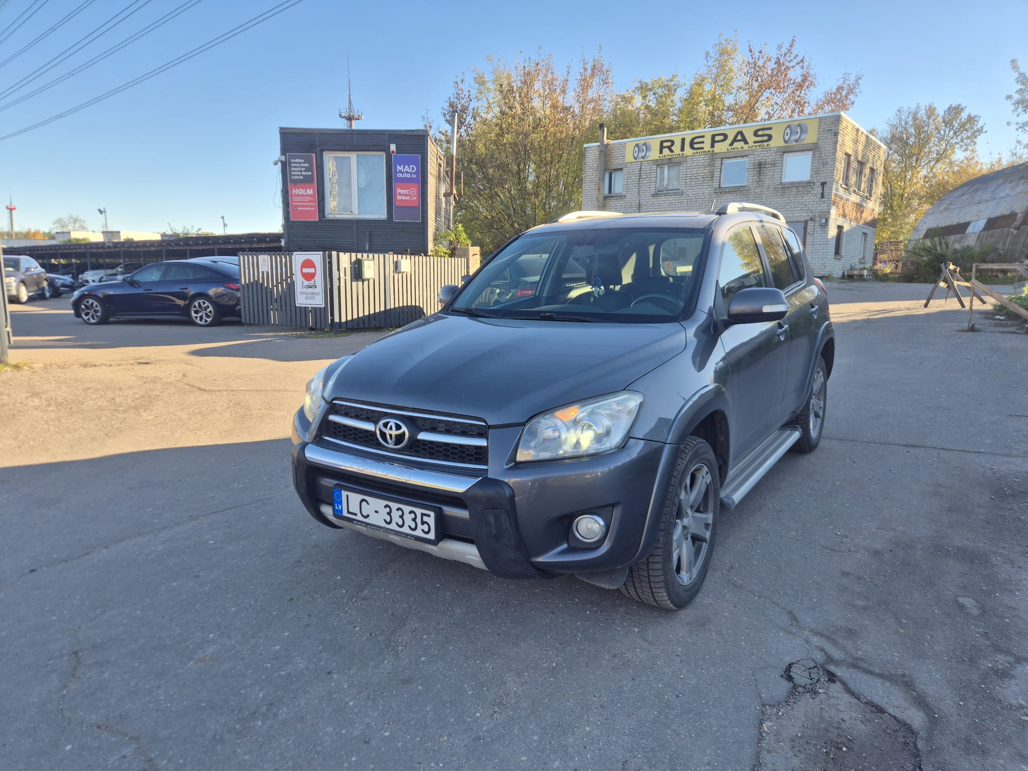 Car image 3