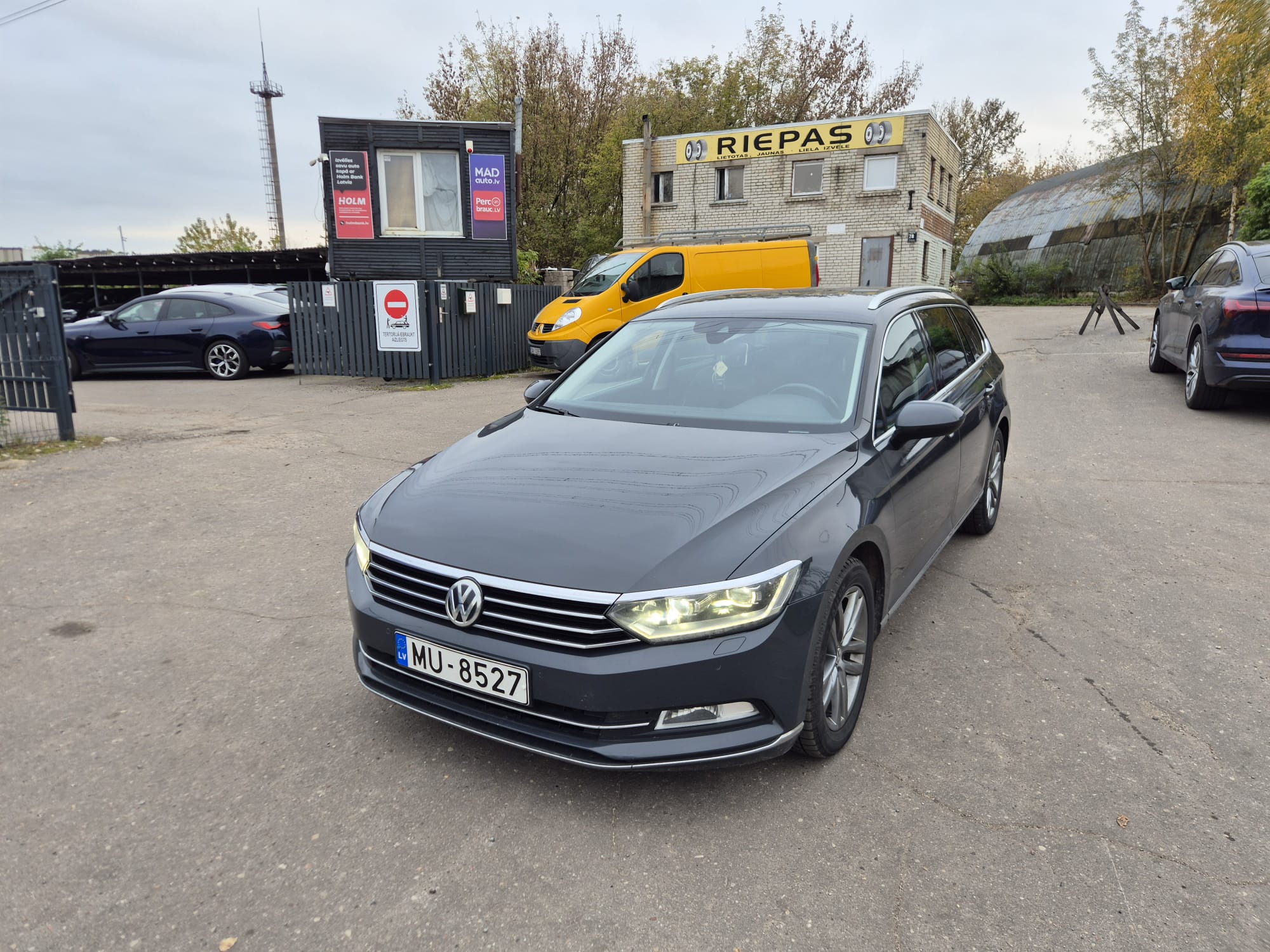Car image 3