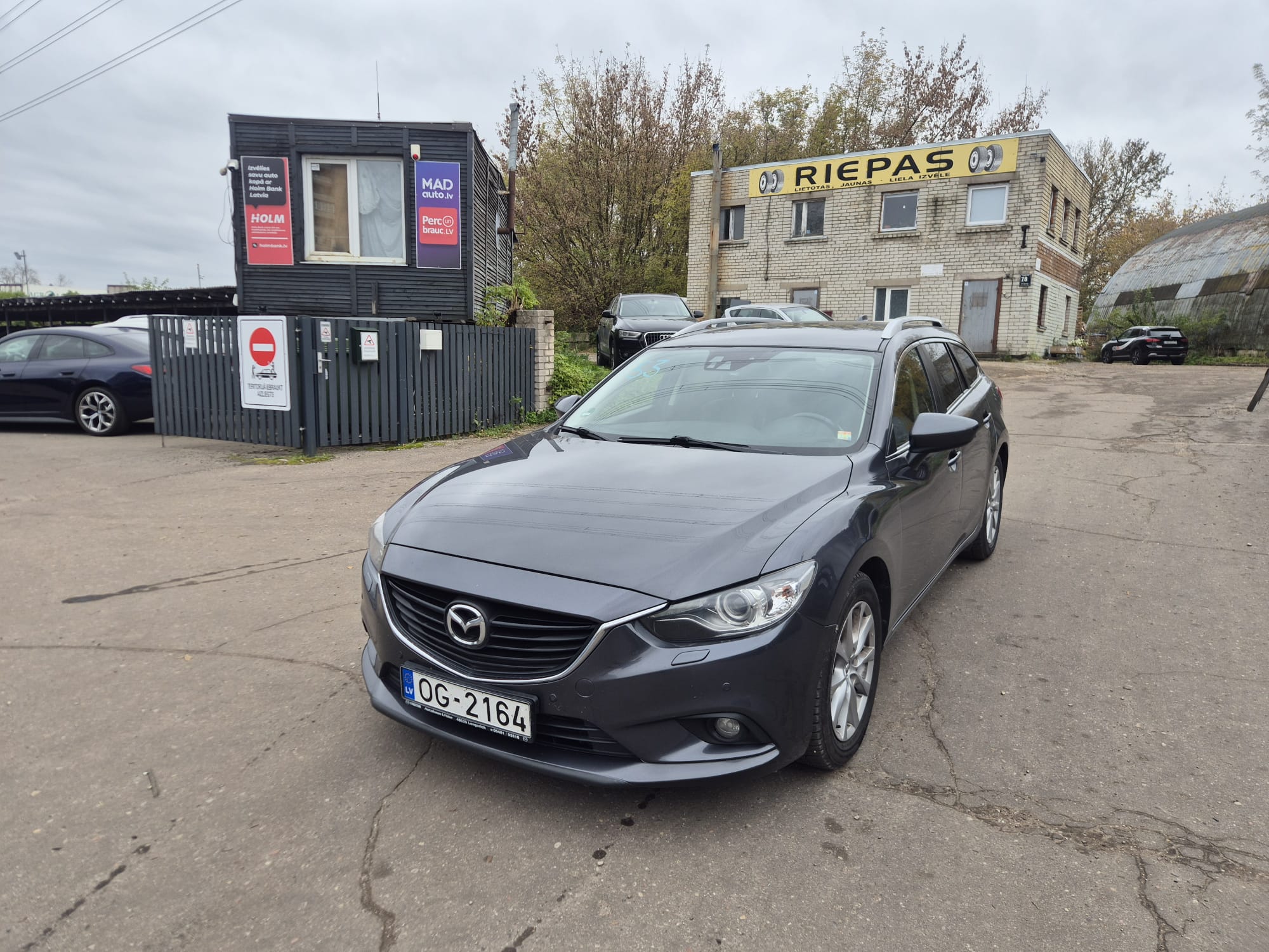 Car image 3