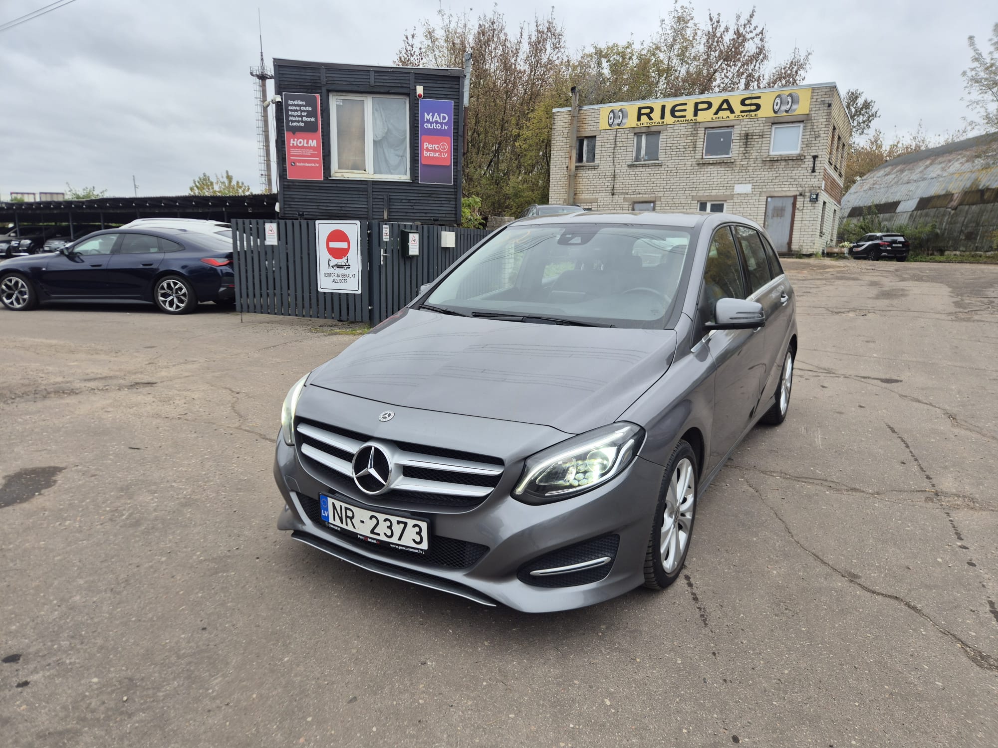 Car image 3