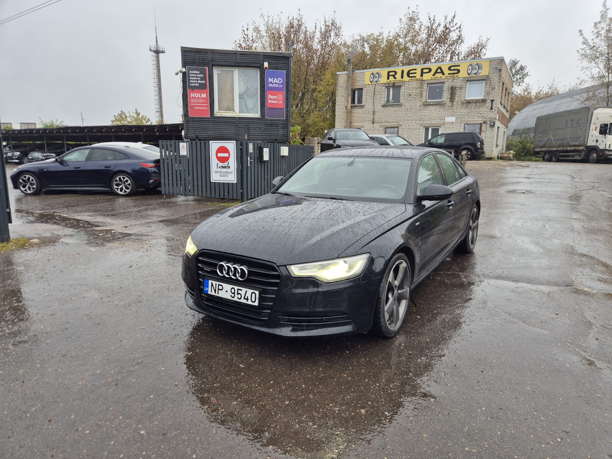 Car image 3
