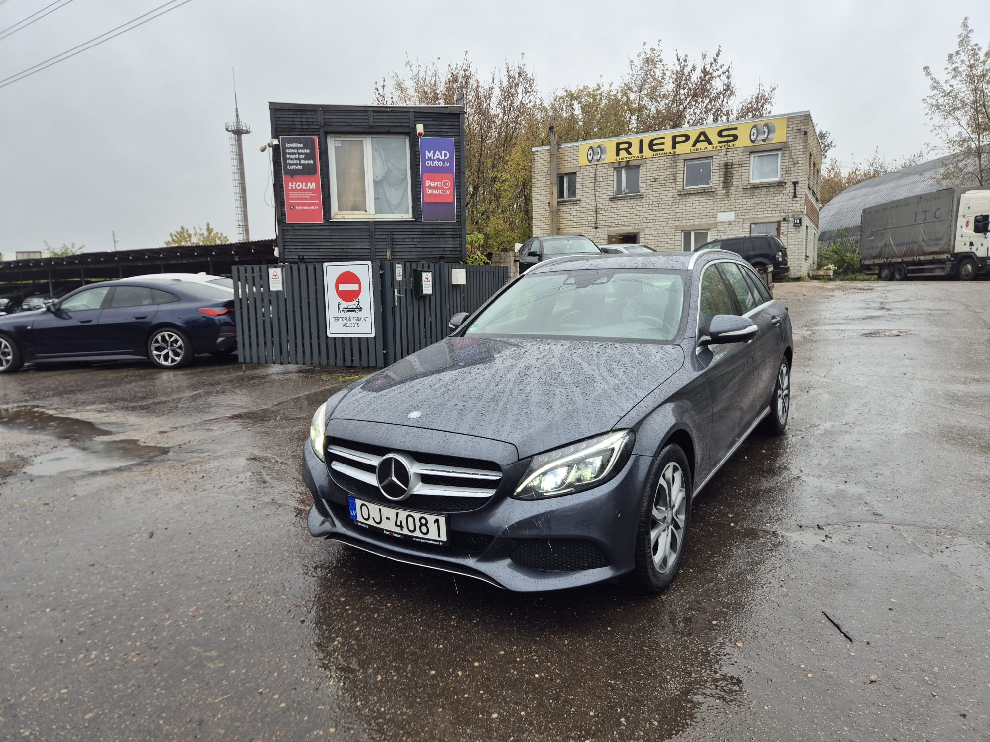 Car image 3