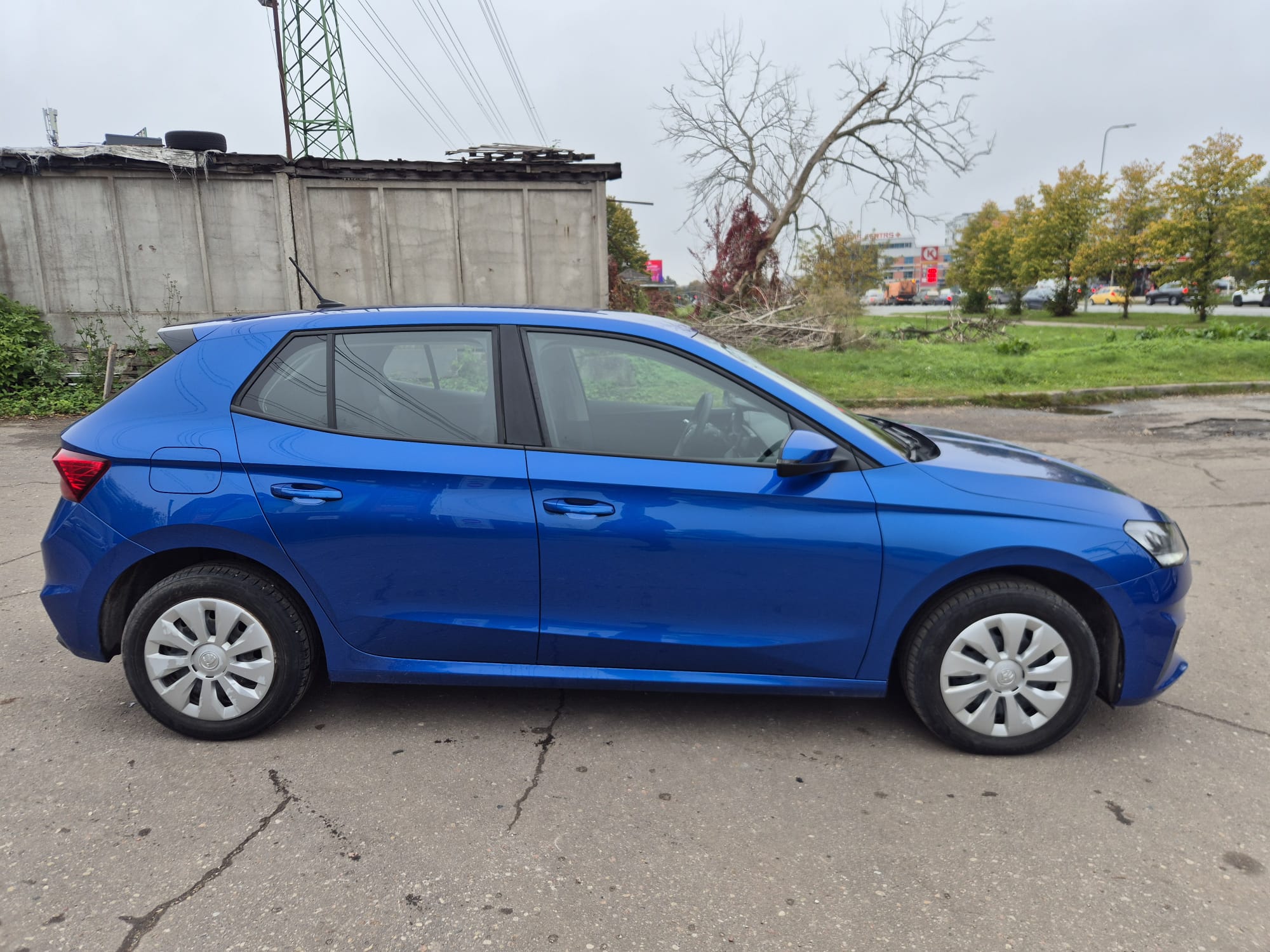 Car image 4