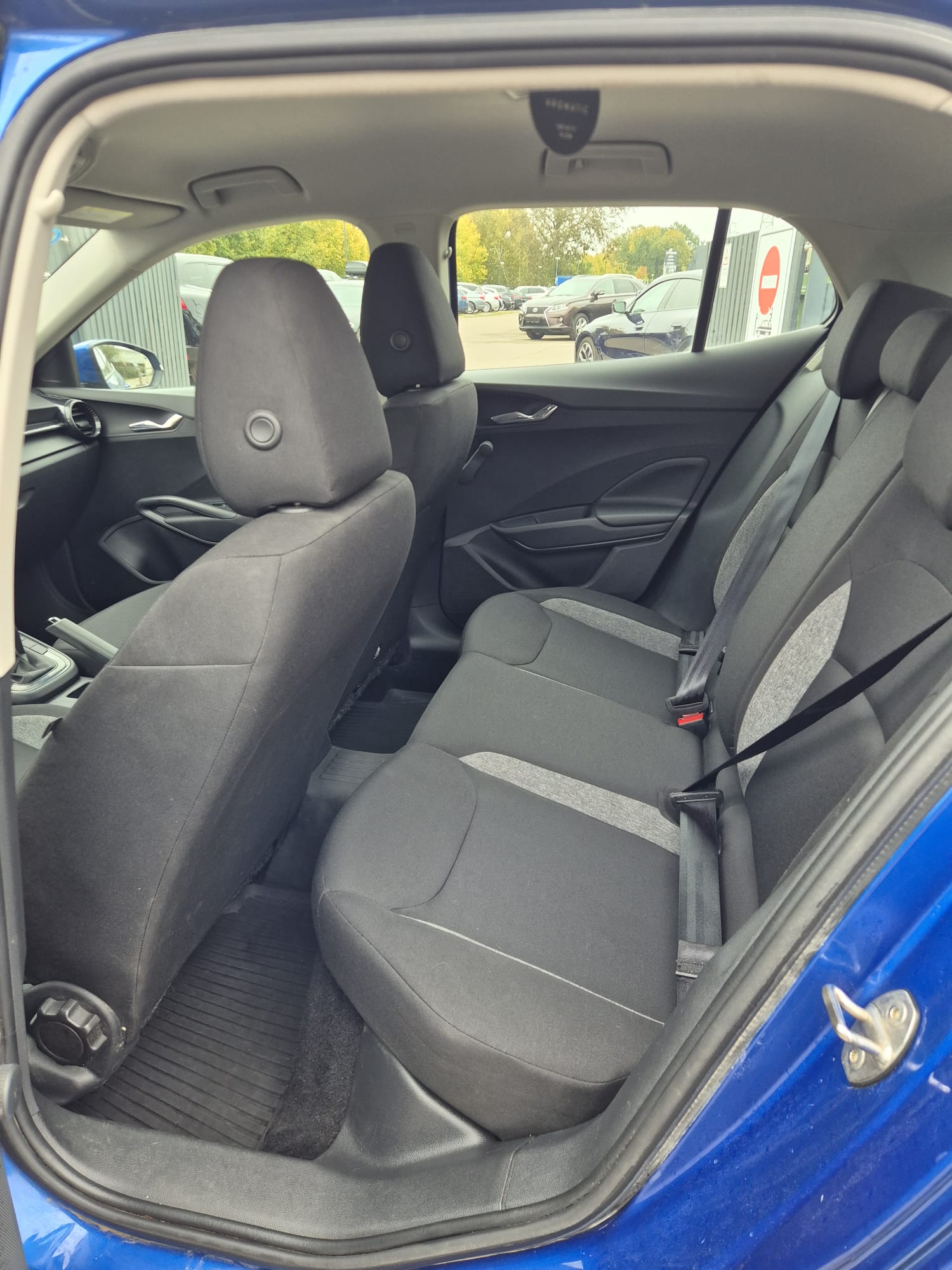 Car image 9