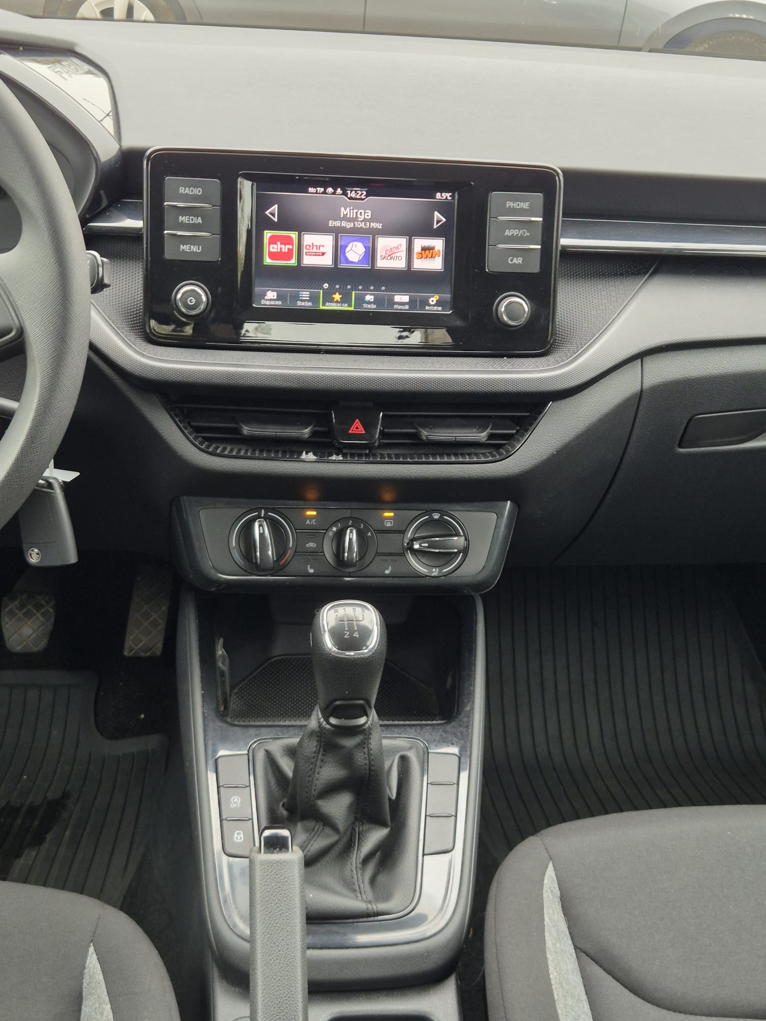 Car image 18