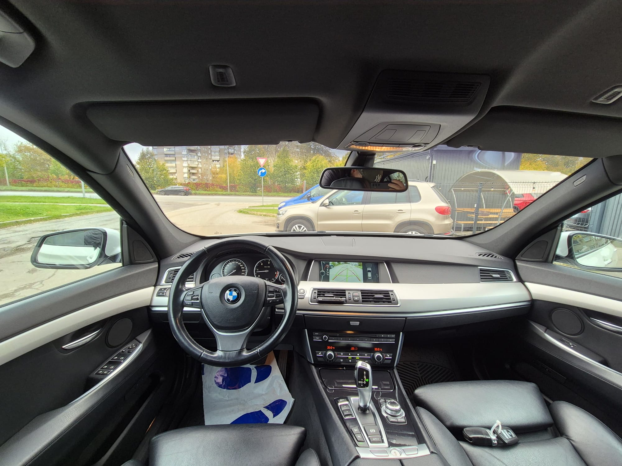 Car image 10