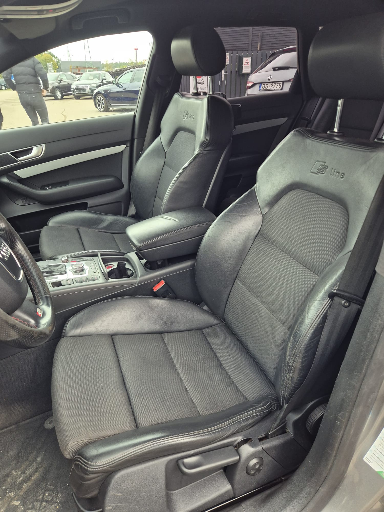 Car image 12