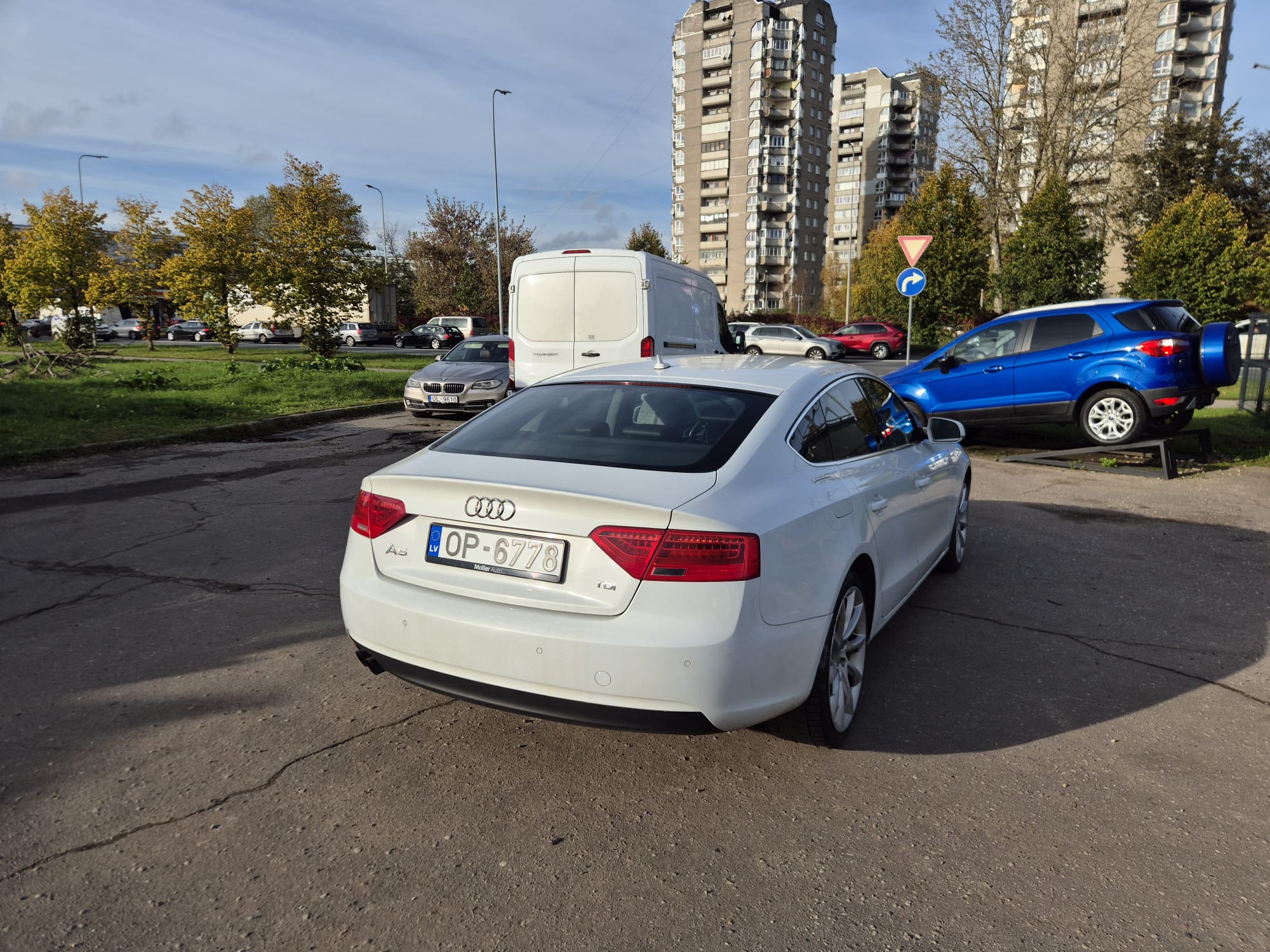 Car image 5