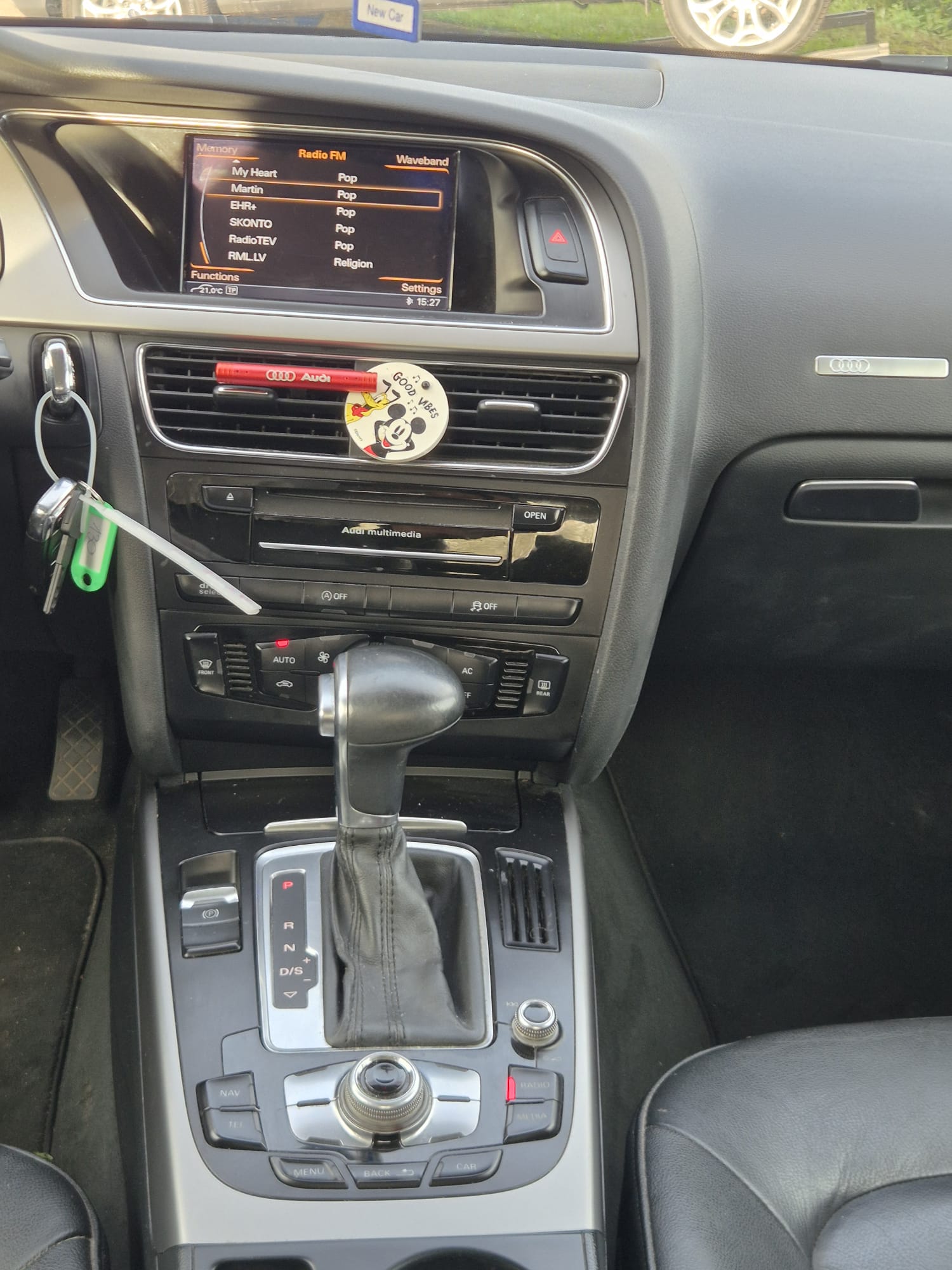 Car image 10
