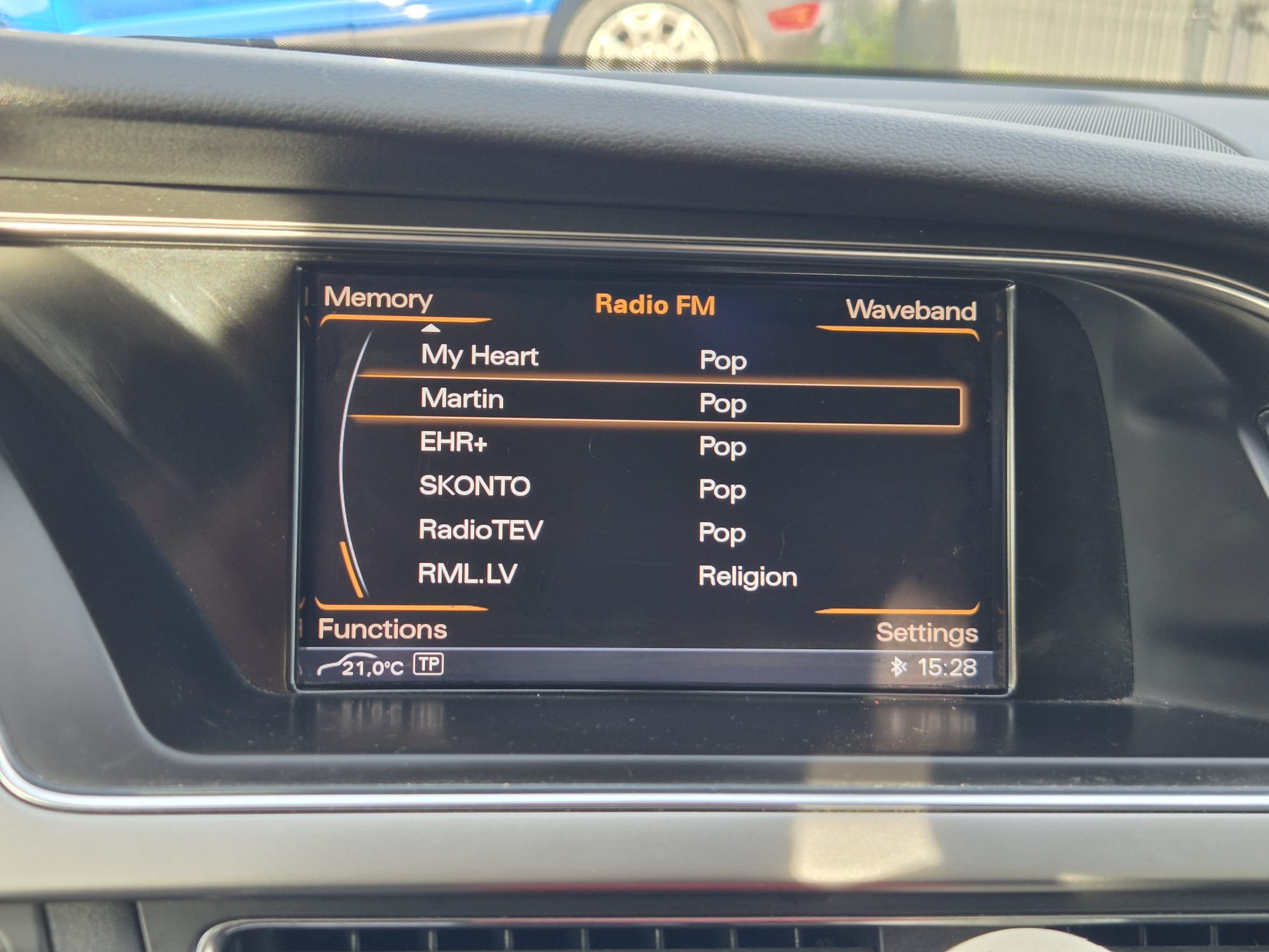 Car image 16