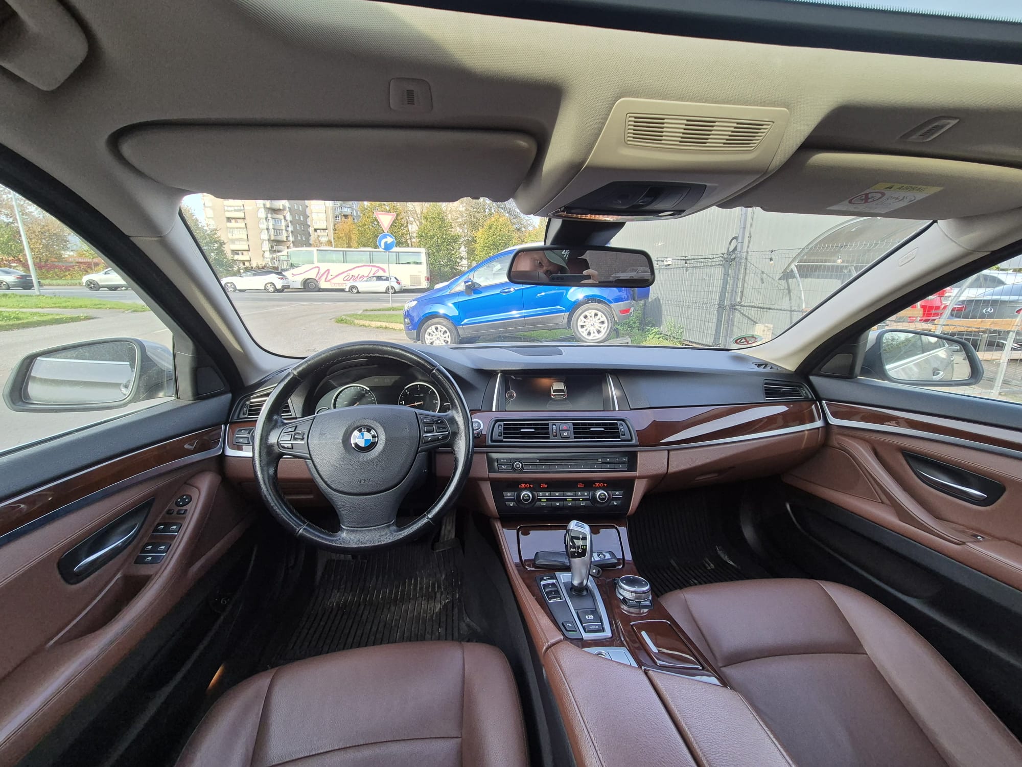 Car image 12