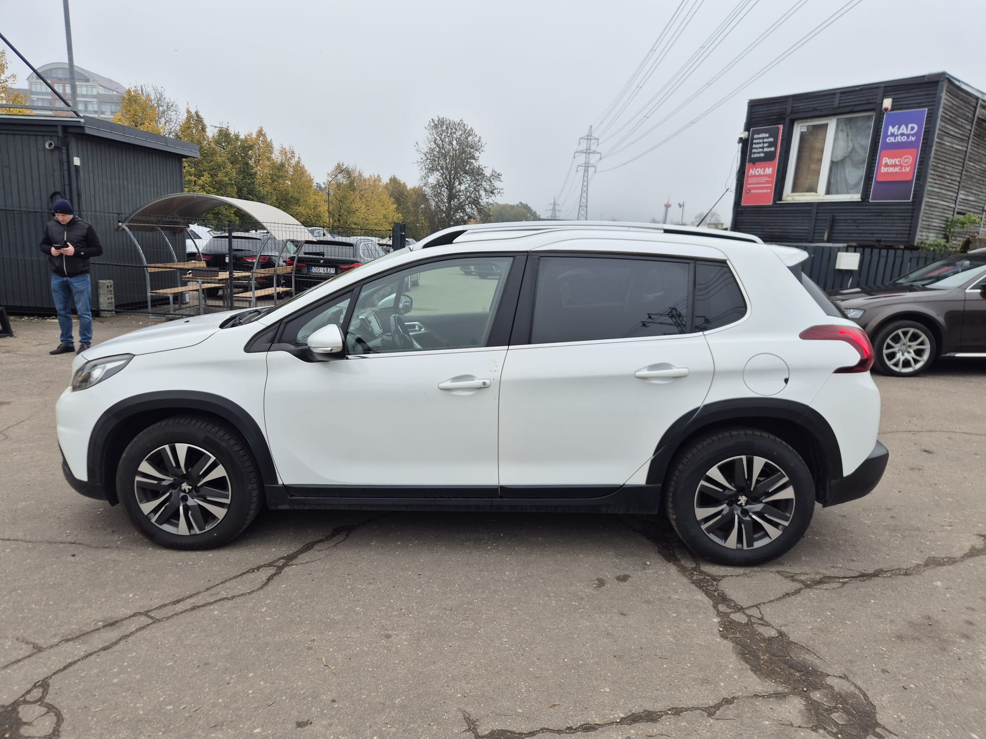 Car image 8