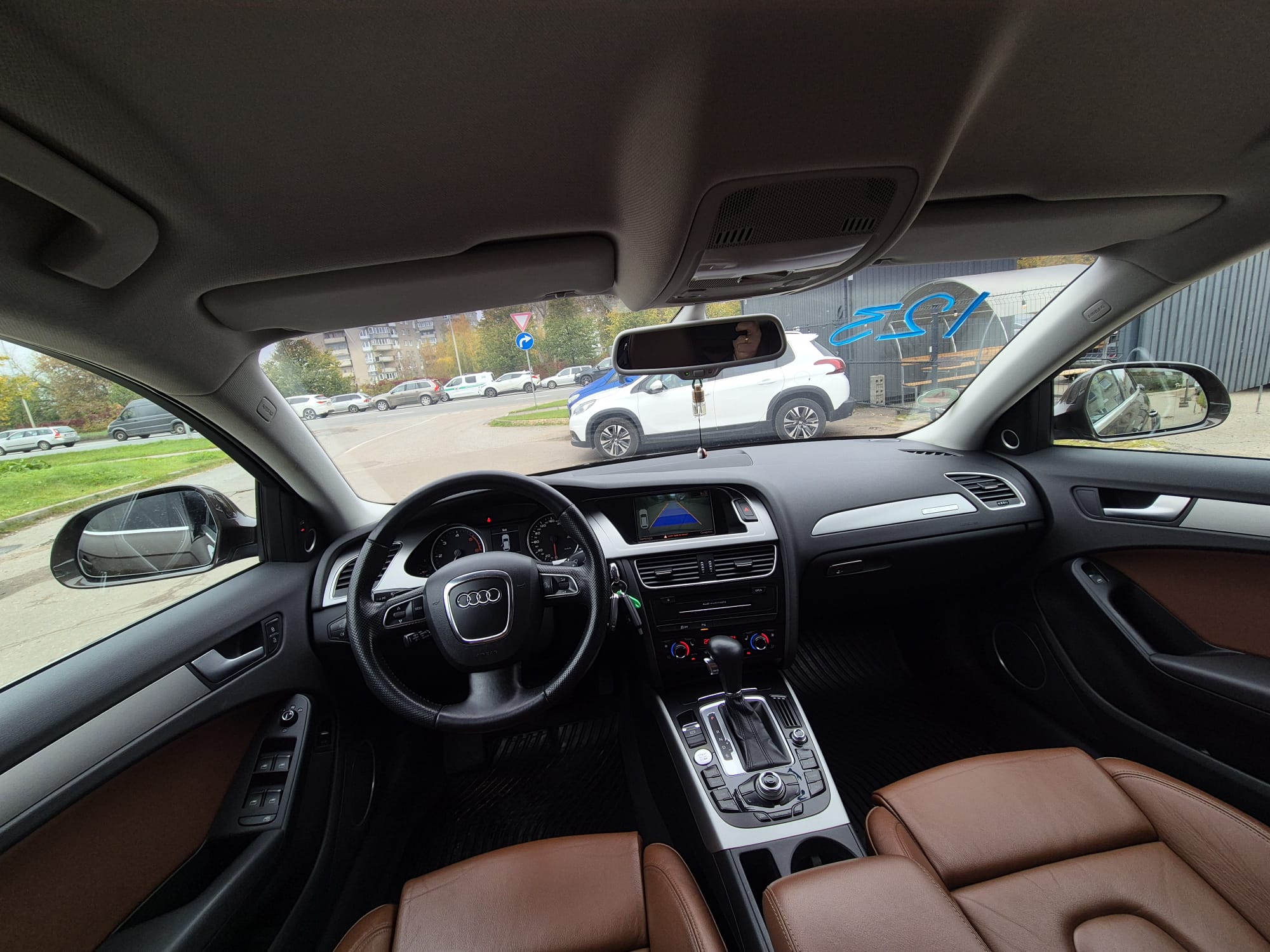 Car image 19