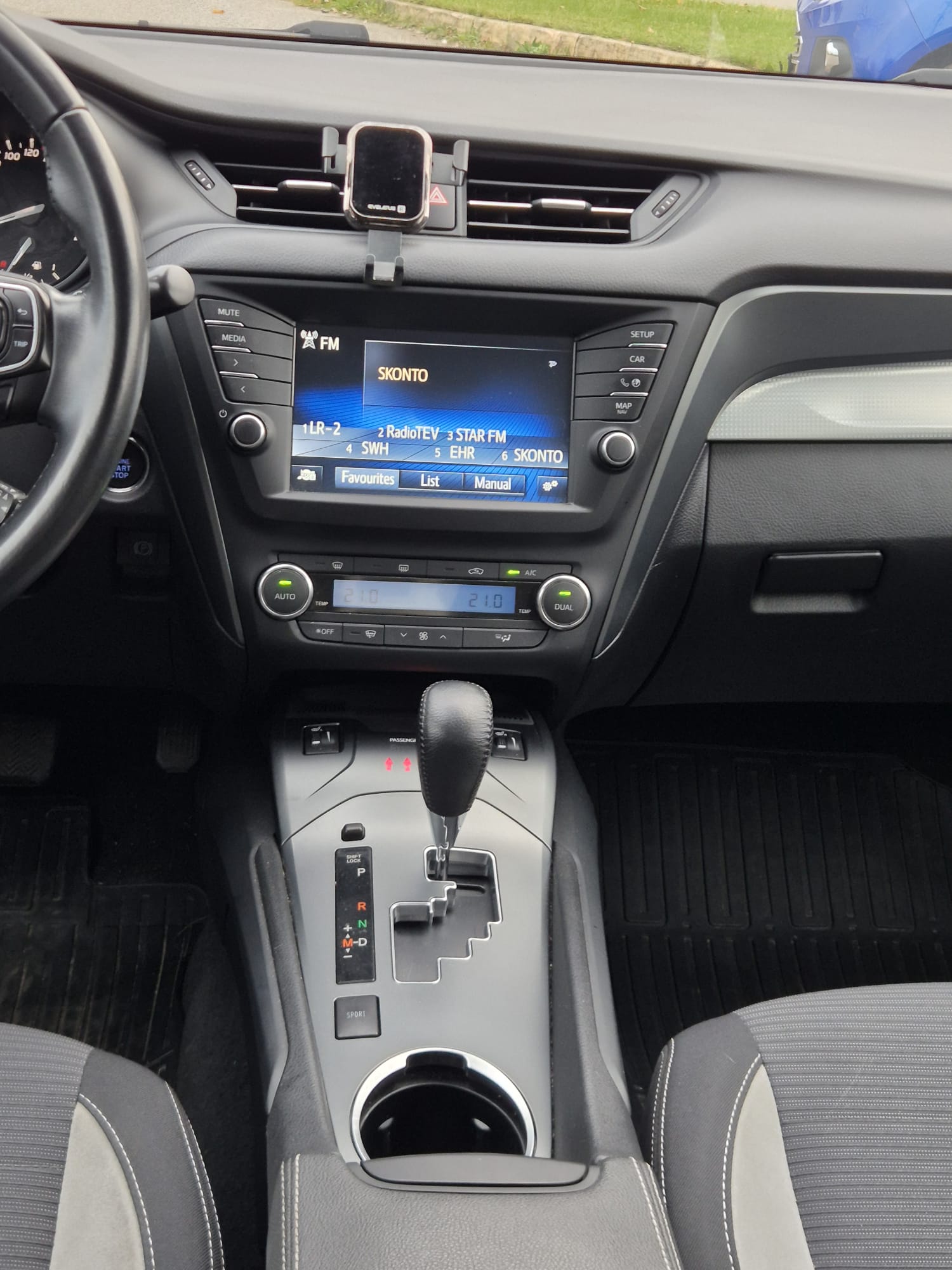 Car image 10
