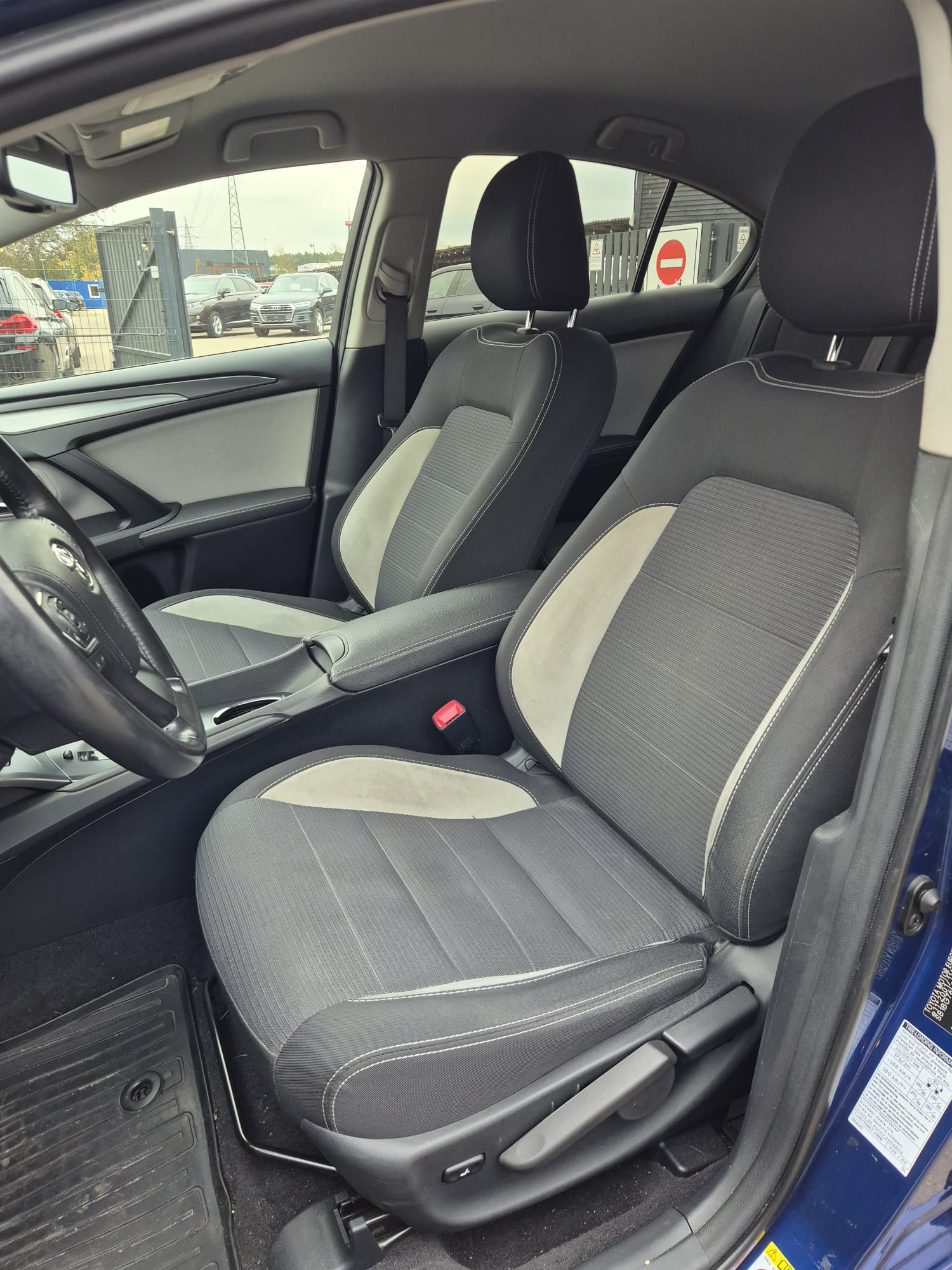 Car image 12