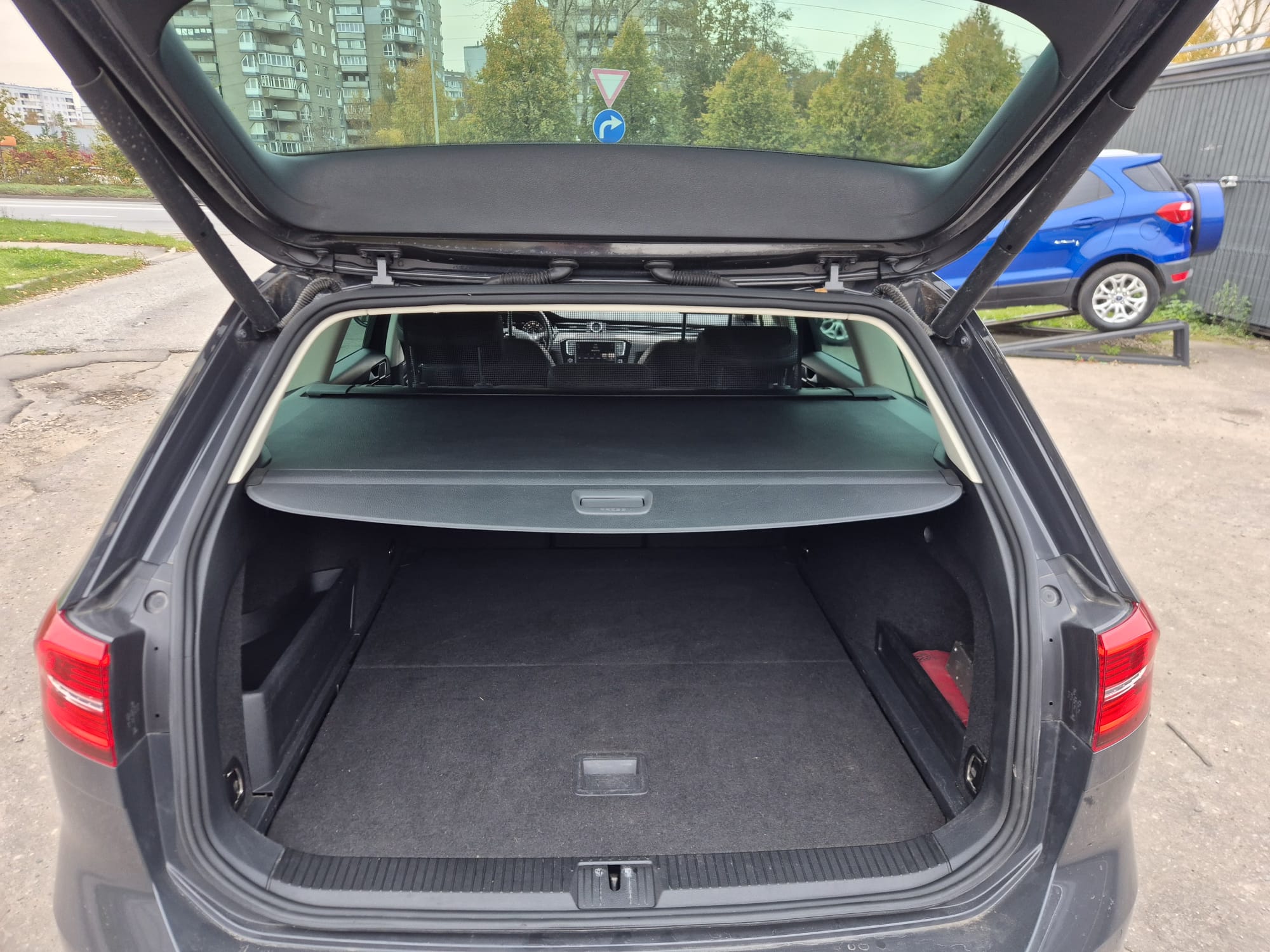 Car image 9