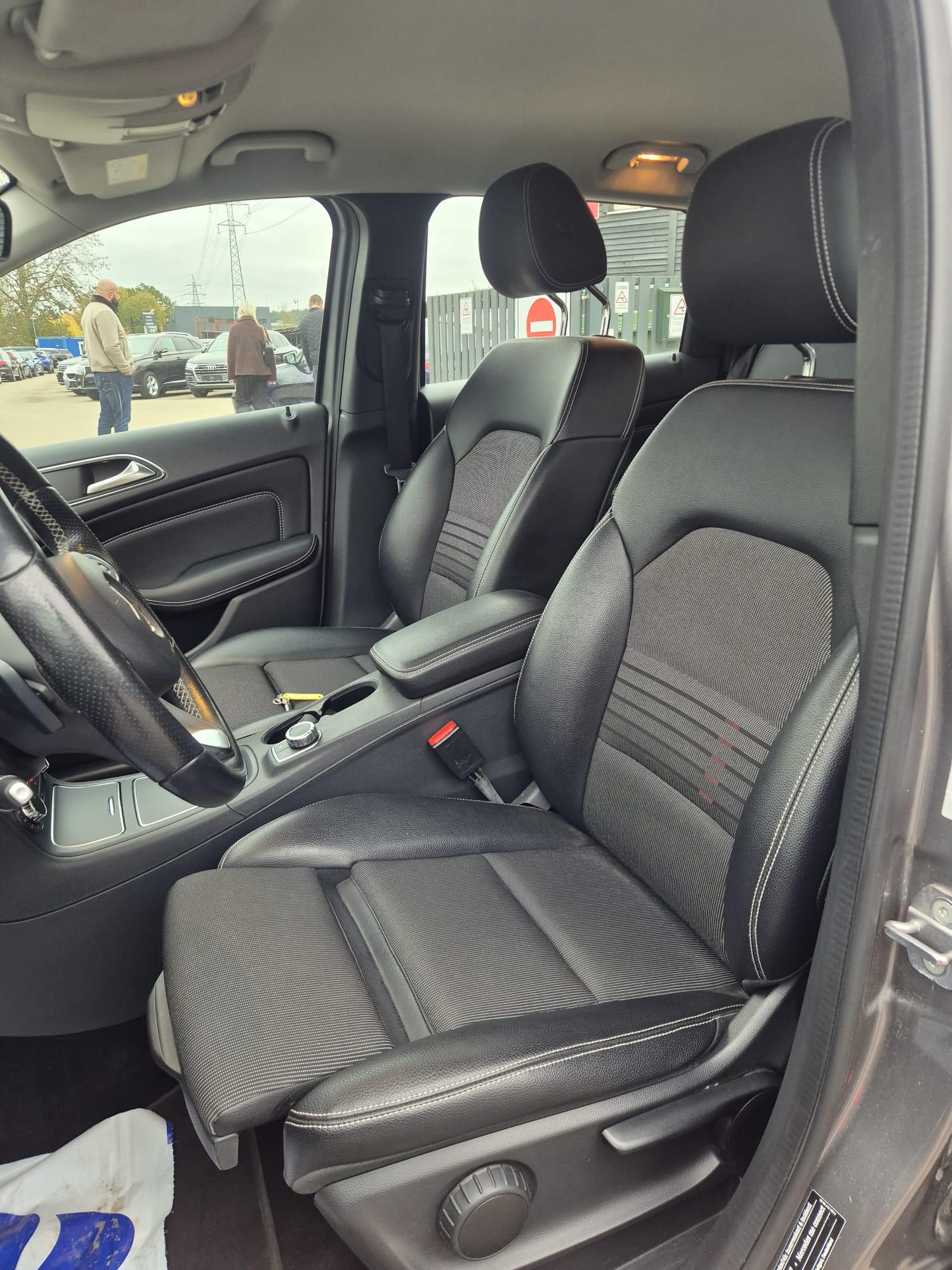 Car image 17