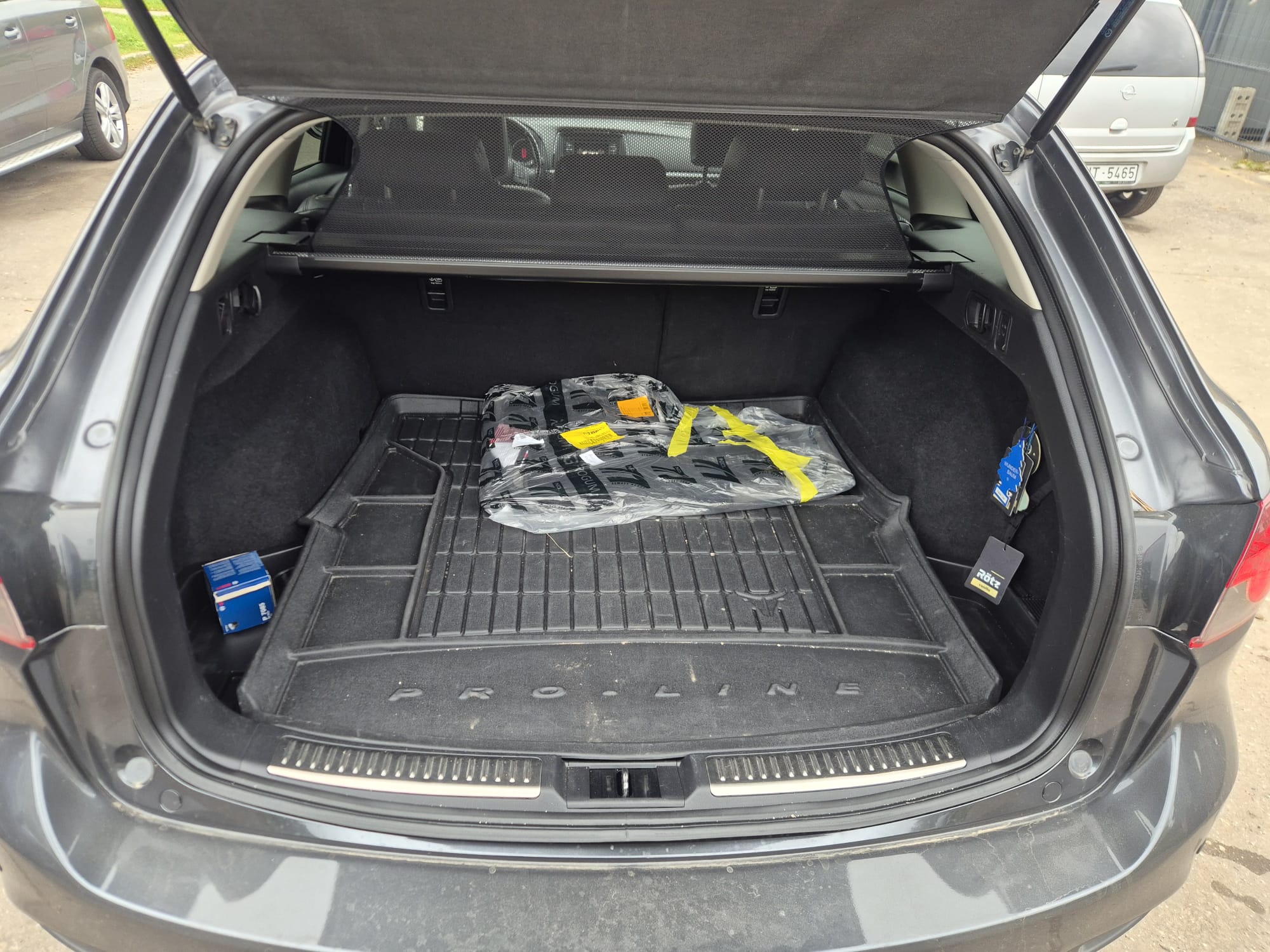 Car image 9